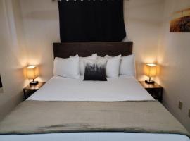 069B Comfortable Suite with Kitchenette and King Bed near South Rim sleeps 4，位于瓦莱的酒店