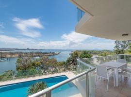 2 bedrooms apartment on the beach and with air conditioning and pool，位于巴迪纳的酒店