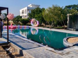 Delightful 7-Bedroom Place with Pool & Big Gardens by Amayra farm，位于Dhānd的别墅