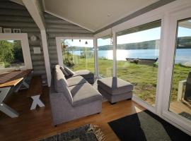 Beautiful riverside cottage with sauna，位于Nuorgam的海滩短租房