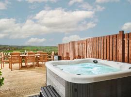 Haworth Home - Hot tub Cinema Games Room Sleeps 12，位于哈沃斯的酒店