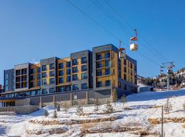 Love at Frost Sight Park City Ski Condo with View!，位于帕克城的酒店