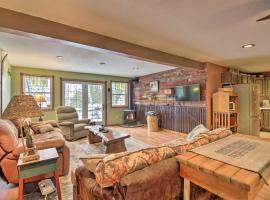 Lakefront Deer River Apt with Dock, Fire Pit and Patio，位于Deer River的酒店