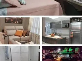 Quarto HOME OFFICE no CENTRO com Cama Box de solteiro - WIFI - TV - banheiro - Sala de Estar e cozinha - Apto compartilhado com Anfitriões experientes em hospedar - Superhost no BnB 5 estrelas