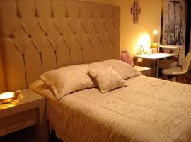 Habitación matrimonial con cama y sofá para cuatro personas，位于Tlaxcalancingo的低价酒店