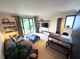 Modern and cozy 2-guest flat with gated parking，位于泰晤士河畔金斯顿萨里郡礼堂附近的酒店