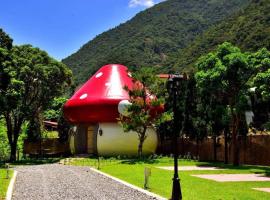 蘑菇山林民宿露营区，位于埔里观音瀑布附近的酒店