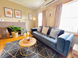 Stunning Hobart 3-bed home- close to shopping centers，位于格莱诺基皇家霍巴特展览场附近的酒店