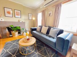 Stunning Hobart 3-bed home- close to shopping centers，位于格莱诺基的酒店