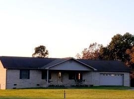 Secluded house on 60 acres close to Fall Creek Falls，位于Pikeville的酒店