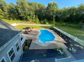 9 Bedroom Saratoga Home with Heated Pool, HotTub By Skiing, Track, Beach, Lake, SPAC, Golf, Town, And Lake George!，位于萨拉托加泉的酒店