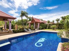 Beautiful 5BR Villa Felicity, Pool & Garden, near Naiharn，位于拉威海滩的酒店