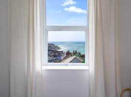 Bright & beautiful 4 bedroom house with sea views，位于波特兰的酒店