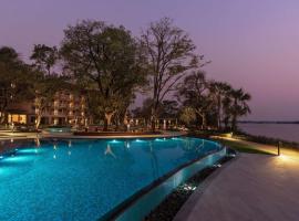 Radisson Blu Mosi-oa-Tunya Livingstone Resort，位于利文斯顿的带泳池的酒店