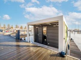 Inviting houseboat in Volendam with shared pool，位于福伦丹的家庭/亲子酒店