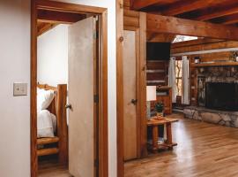 Pine Crest Cabin at 36 North - Hot Tub，位于Purlear的酒店
