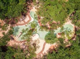 Oriundo Luxury Nature Villas，位于巴利亚多利德的带按摩浴缸的酒店