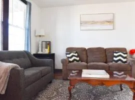 Beautiful 3 Bedroom Home Cozy Front and Back Porch