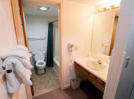 Cedarbrook Two Double bed Standard Hotel room 118，位于基灵顿的酒店