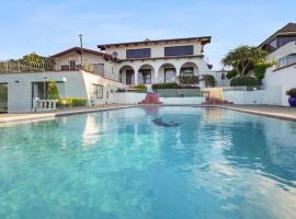 Magnificent Beachfront Mansion - Pool - Fireplace，位于奥克兰的酒店