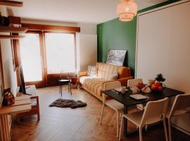 Cosy and modern apartment closed to the ski lift，位于朗斯的公寓