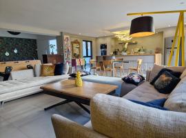 MAGNIFIQUE VILLA COSY POPPIES HOLIDAY - Luxe, Flipper, Baby-foot, SPA, Jardin Méditerranéen, Plage Riva Bella à 300m, Mer à Pied, Tout Confort, Idéale Familles & Groupes, EVJ à Ouistreham Riva Bella, Proche Cabourg, Week-end & Courts Séjours!，位于乌伊斯特勒昂的酒店