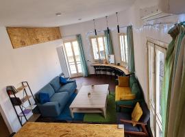 Bee Hostel Paphos，位于帕福斯的酒店