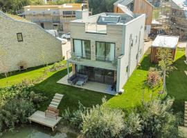 Luxury lakeside property with spa access ML44，位于赛伦塞斯特的酒店