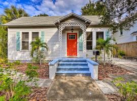 Historic Tarpon Springs Abode about 3 Mi to Beach，位于塔彭斯普林斯的度假屋