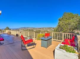 That 70s House with Deck and Arroyo Grande View，位于阿罗约格兰德的乡村别墅