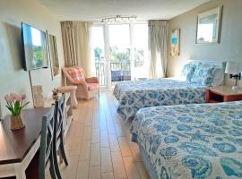 Lovely Sandestin Resort Studio with Balcony and Sunset View，位于德斯坦的高尔夫酒店