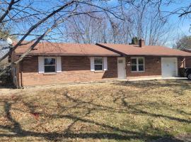 6418 Sandric lane Beautiful 3 BDRM Ranch home in Liberty Township，位于Jericho的酒店