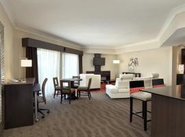 Holiday Inn Express & Suites Naples Downtown - 5th Avenue, an IHG Hotel，位于那不勒斯Southpointe Marina附近的酒店