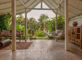 Spacious rustic Balinese villa with large pool，位于孟威的酒店