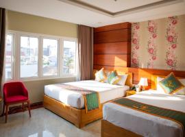 Silk Hotel near Tan Son Nhat Airport，位于胡志明市的酒店