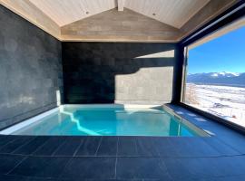 Artik chalet avec vue à 180 degrés et piscine，位于安格勒的木屋