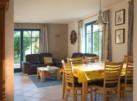 Sonniges Reetdachhaus