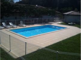 SUPERBE APPART AVEC JARDIN ET PISCINE，位于康博莱班的酒店