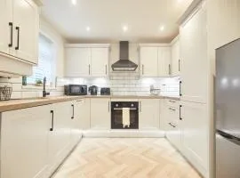 Luxurious and Modern 3 Bed townhouse with Parking