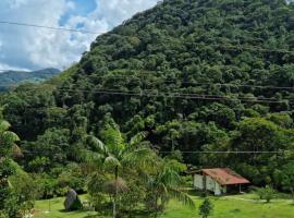 La Perla Negra - Black Pearl Eco Hostel，位于圣拉菲尔的海滩酒店