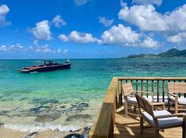 La Plage Bleue feet in the water with swimming pool，位于Baie Nettle的乡村别墅