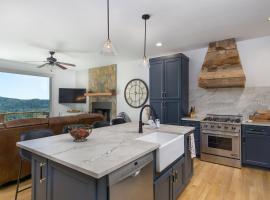 New Luxury 4 bedroom Mountain View Home w/hot tub!，位于Old Fort的酒店