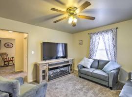 Cozy Helper Home with Fenced Yard, Pets Welcome，位于Helper的酒店