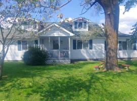 Spacious Family Farmhouse，位于Pikeville的酒店