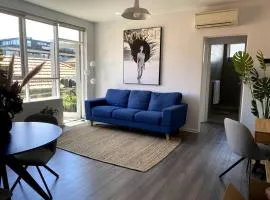 Condo Moments to Elwood Beach and Village