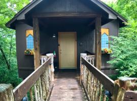 Oak Crest - The Abbey Chateau Treehouse 10，位于尤里卡斯普林斯的酒店