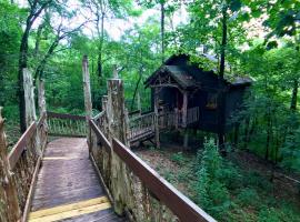 Oak Crest - The Winery Chateau Treehouse 12，位于尤里卡斯普林斯的酒店