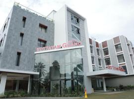 Hotel Kottayam Grand，位于戈德亚姆的带停车场的酒店