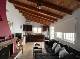 House near the Athens Airport, Spata.，位于斯巴达的酒店