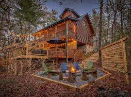 Golden Eagle GA Cabin - Hot Tub, Firepit & Fast WiFi，位于蓝岭的酒店